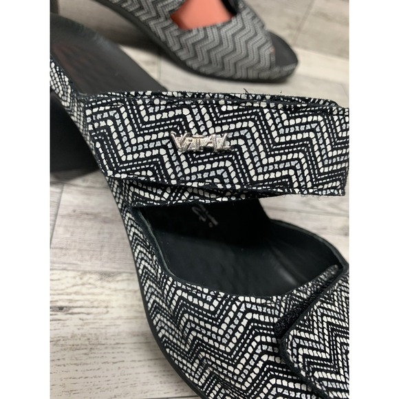 Vital Womens Black,White,Gray ZigZag Leather Slide Sandals Sz 9.5/40 Orthopedic - Picture 8 of 9